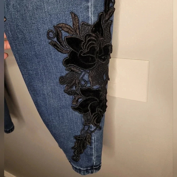ASHLEY STEWART stretchy blue jeans black floral appliques fitted jeans, size 18 - Picture 4 of 6